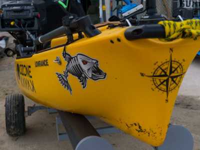 Restiamo affascinati da un kayak di colore giallo dotato di mille accessori...